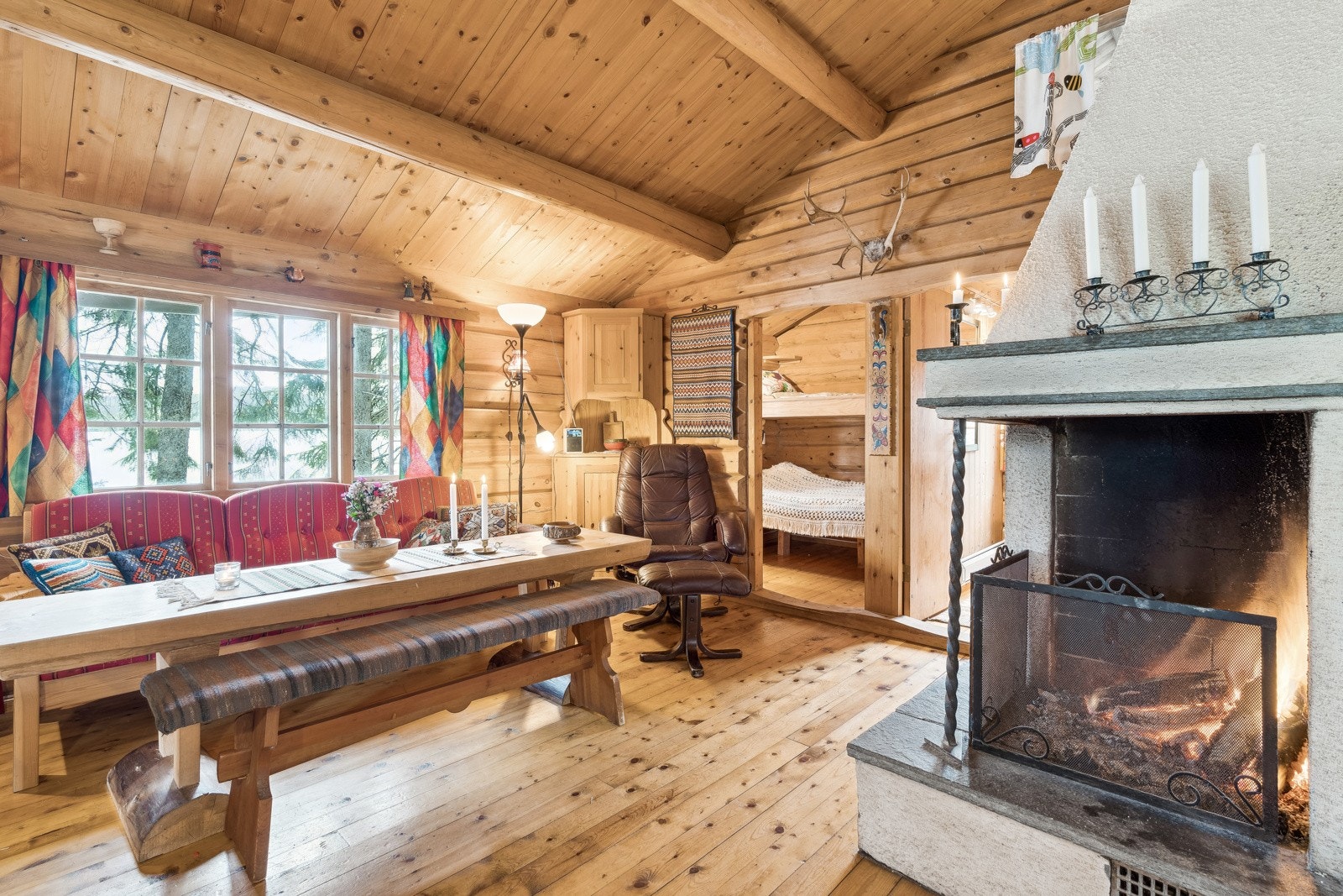 Peisen er blikkfanget i stuen og sikrer god og rask oppvarming av hytten. Galleribilde