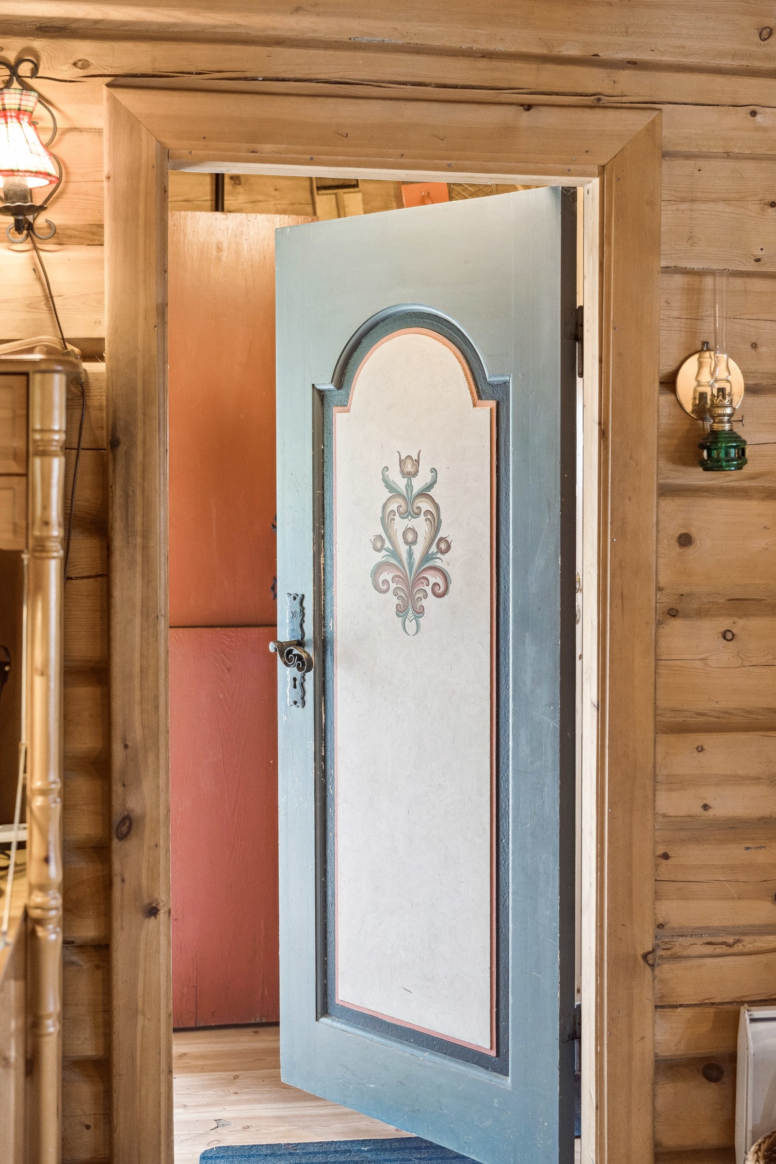 Velkommen inn! I entreen har man adgang til et toalettrom med forbrenningstoalett. Galleribilde