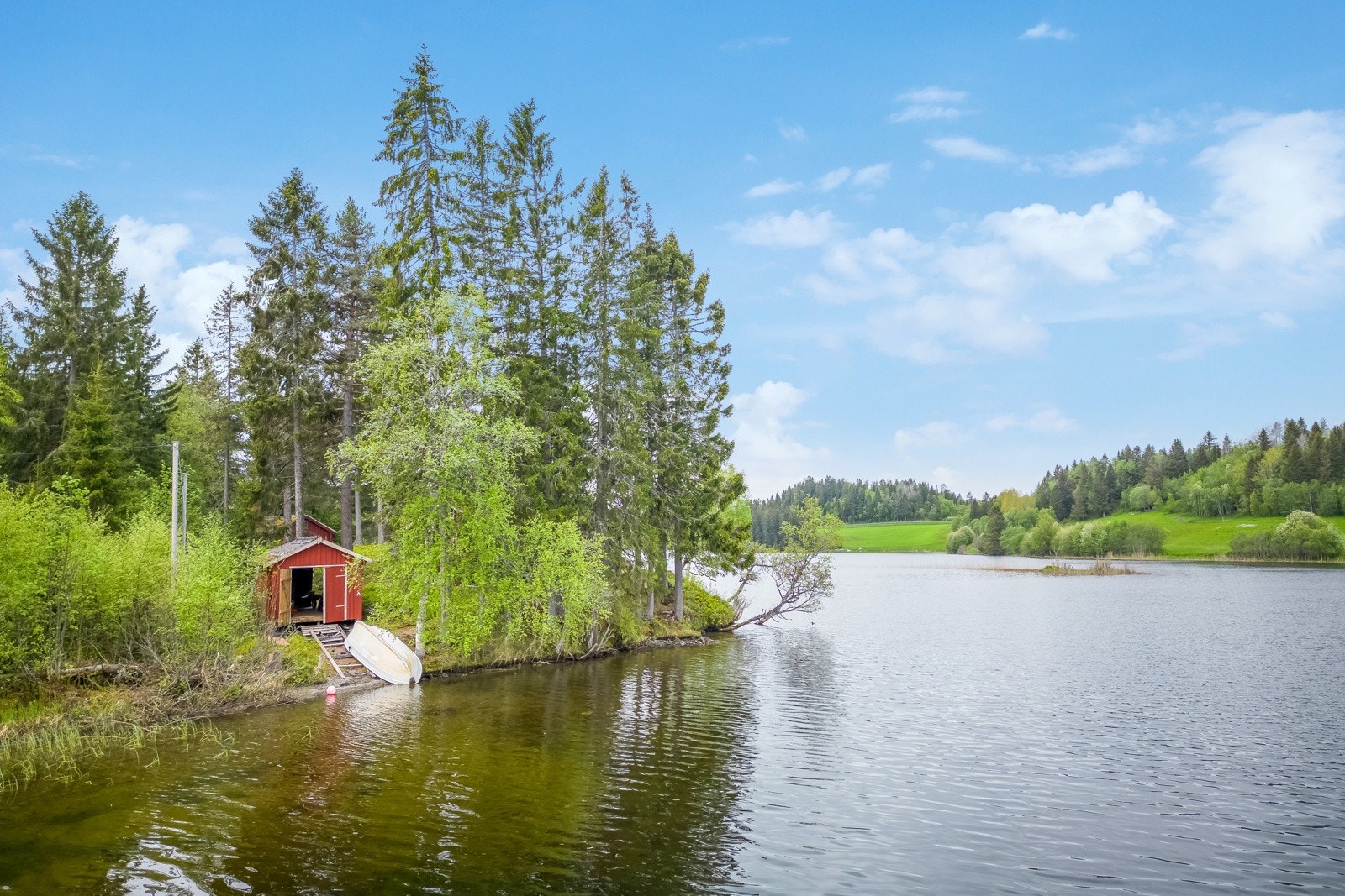 Med eiendommen følger også eget naust på 16 kvm. Galleribilde
