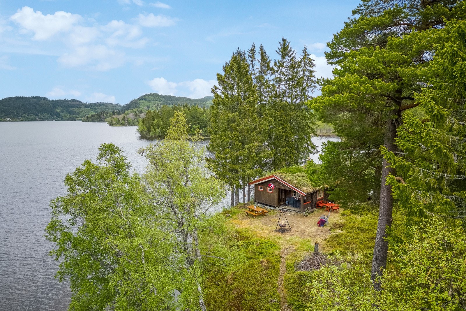 Med Jonsvatnet som nærmeste nabo er mulighetene mange - Fiske, kano, kajakk eller ski og skøyter på vinteren. Galleribilde