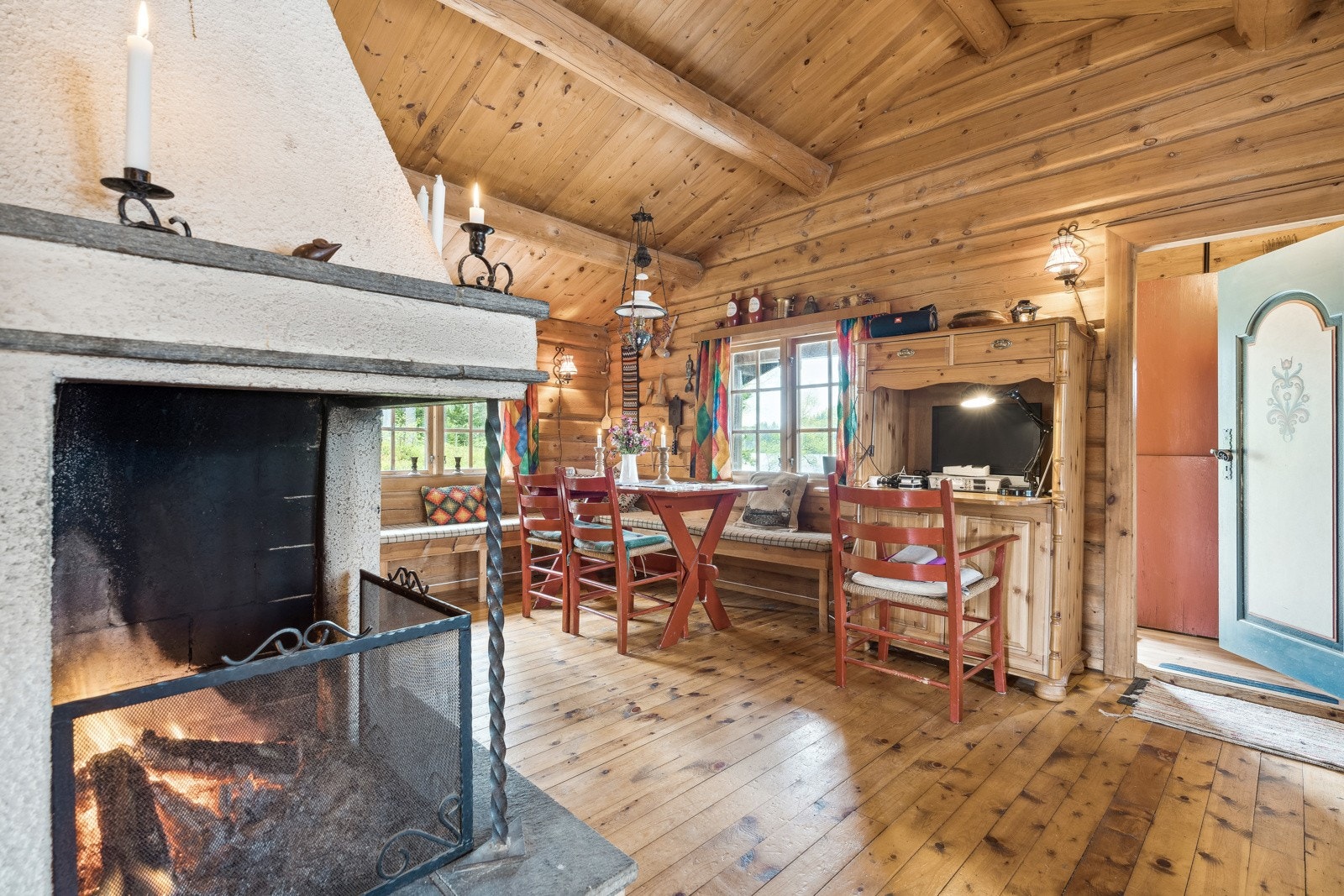 Stuen er i delvis åpen løsning til kjøkkenet og spisegruppen. Galleribilde