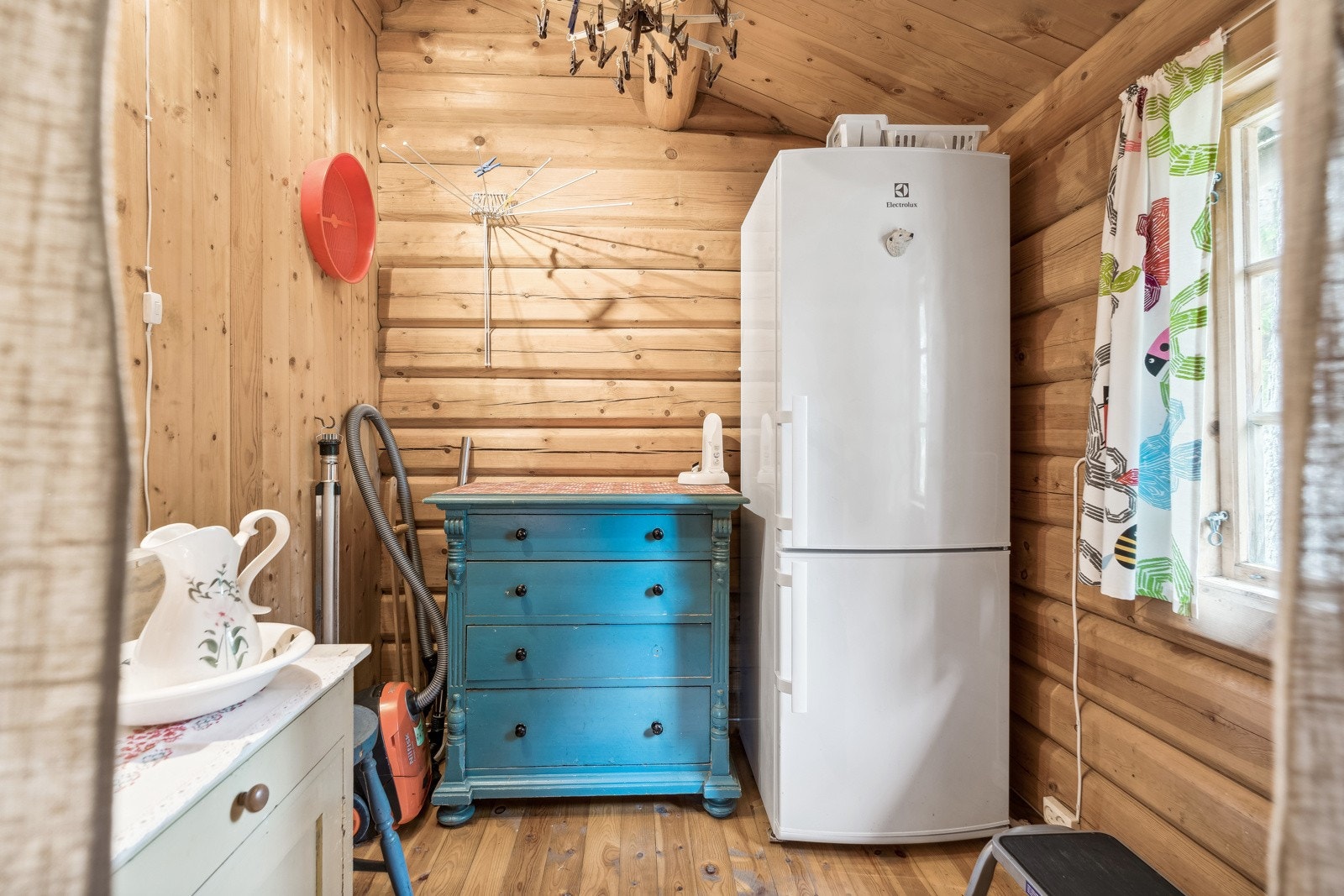 Innenfor kjøkkenet er det et grovkjøkken med plass til blant annet kjøleskap. Galleribilde