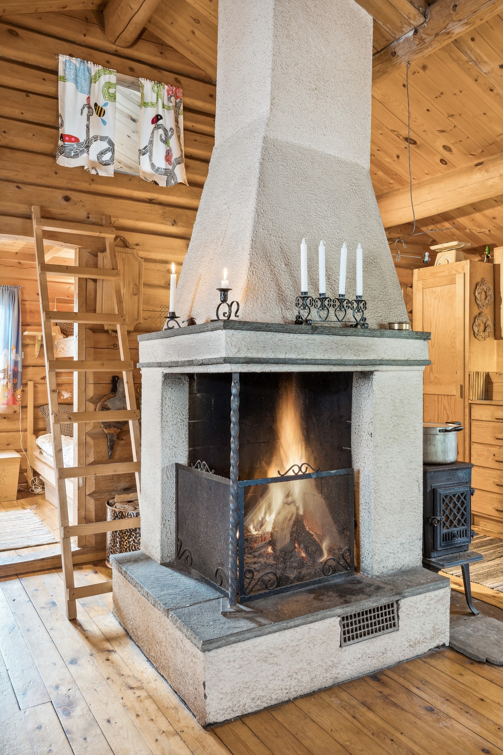 Fra stuen har man tilgang til hyttens 2 soverom samt en hems via stige hvor det er 4 sengeplasser. Galleribilde