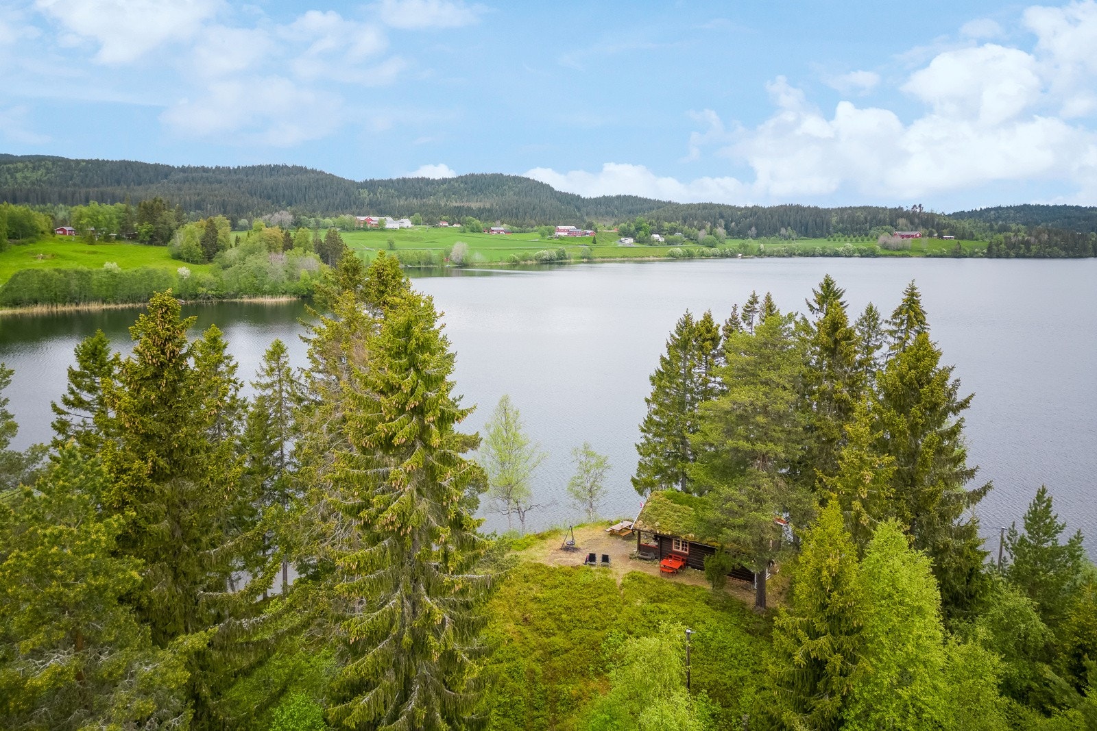 Eiendommen er omkranset vakkert skoglandskap og ligger pent til på odden med vidstrakt utsikt Galleribilde