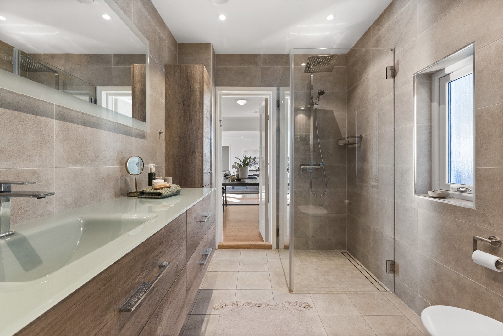 Badet i 1. etasje opplyses å være oppusset i 2016 og er pent innredet med moderne fliser og innredning. Galleribilde