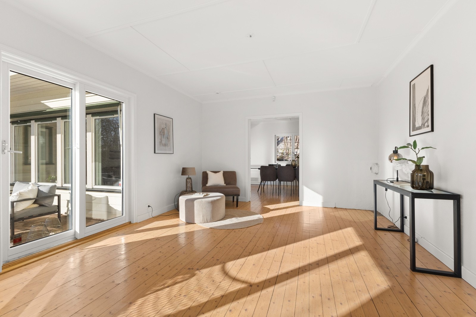 Stuen er romslig og fremstår som et allrom med mange gode bruksmuligheter. Galleribilde