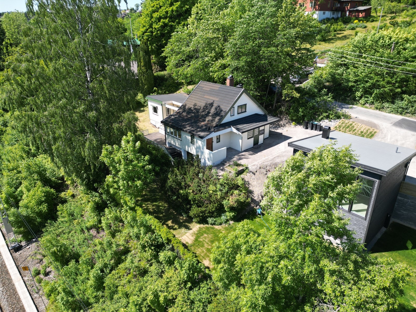 Hønsveien 80 ligger i et veletablert og barne- og familievennlig boligområde, på Høn i Asker. Galleribilde