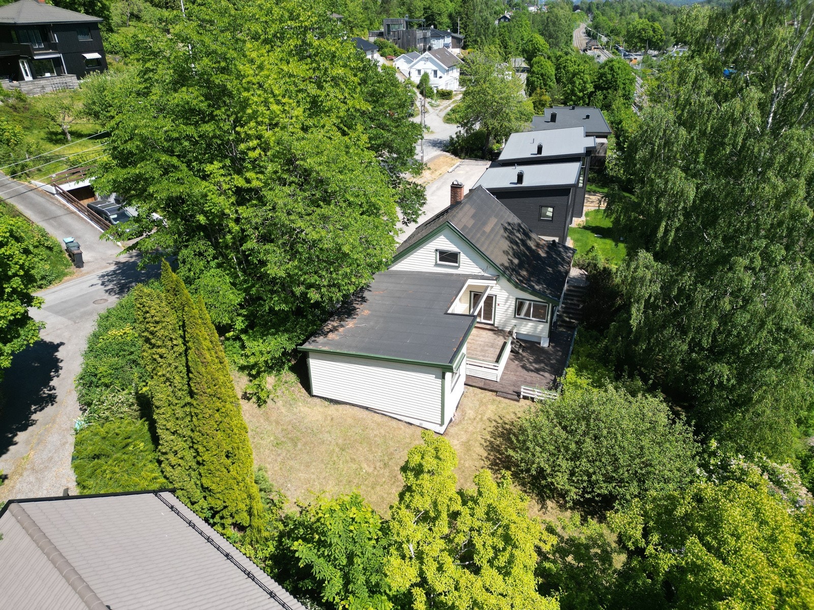 Veletablert og hyggelig boligområde med gode oppvekstsvilkår samt kort vei til skole og flere barnehager. Galleribilde