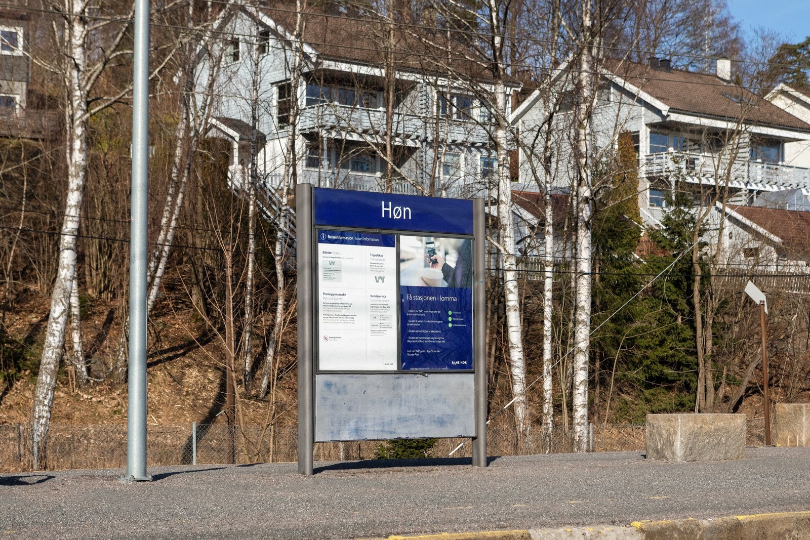Ca. 300 meter til Høn stasjon med hyppige avganger retning Oslo og Drammen. Galleribilde