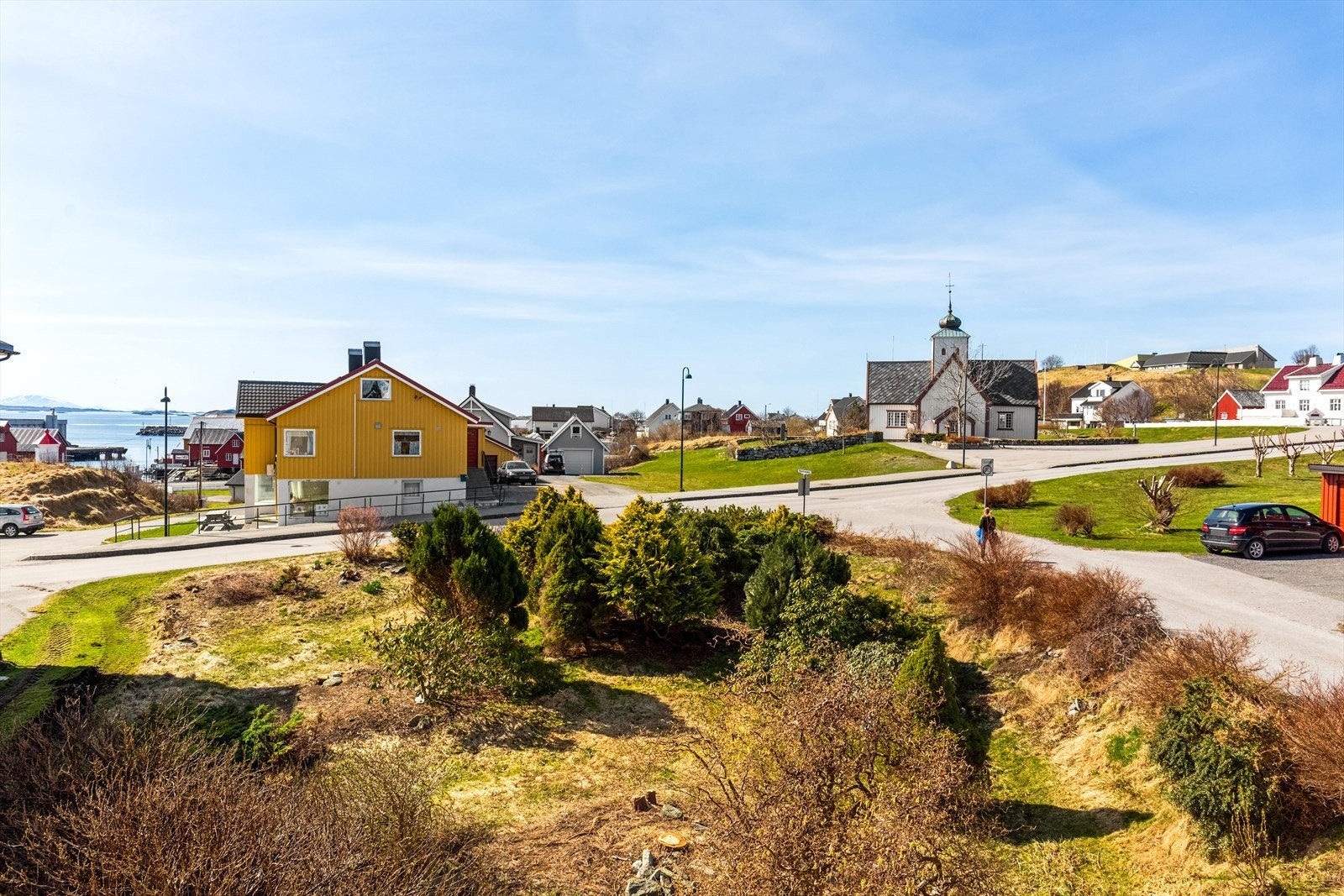 Rolige og barnevennlig omgivelser med gangavstand til barnehage, Bud barneskole, dagligvarebutikk og post-i-butikk. Galleribilde