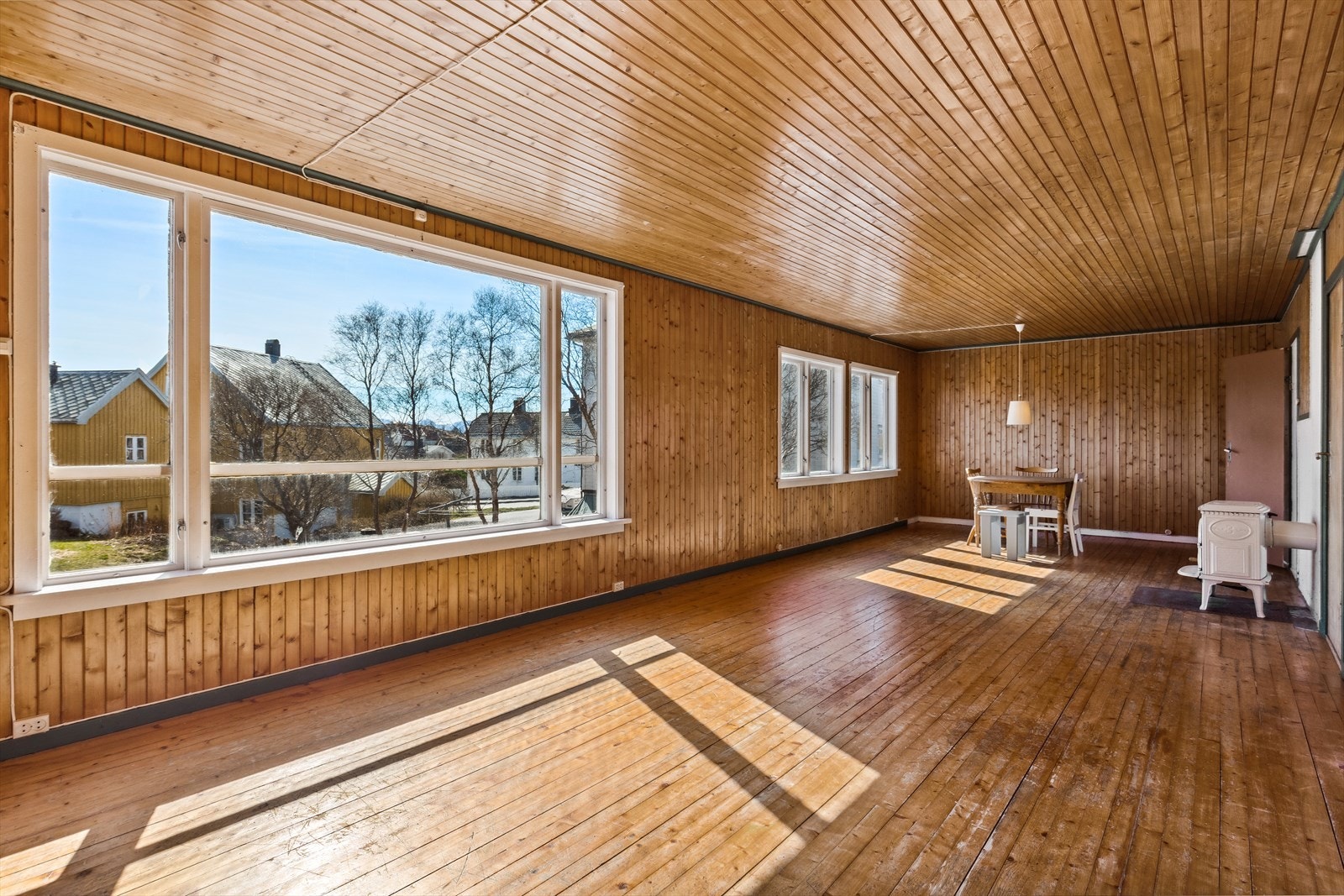Eneboligen er oppført i 1961 og har en innholdsrik planløsning over tre plan. Galleribilde