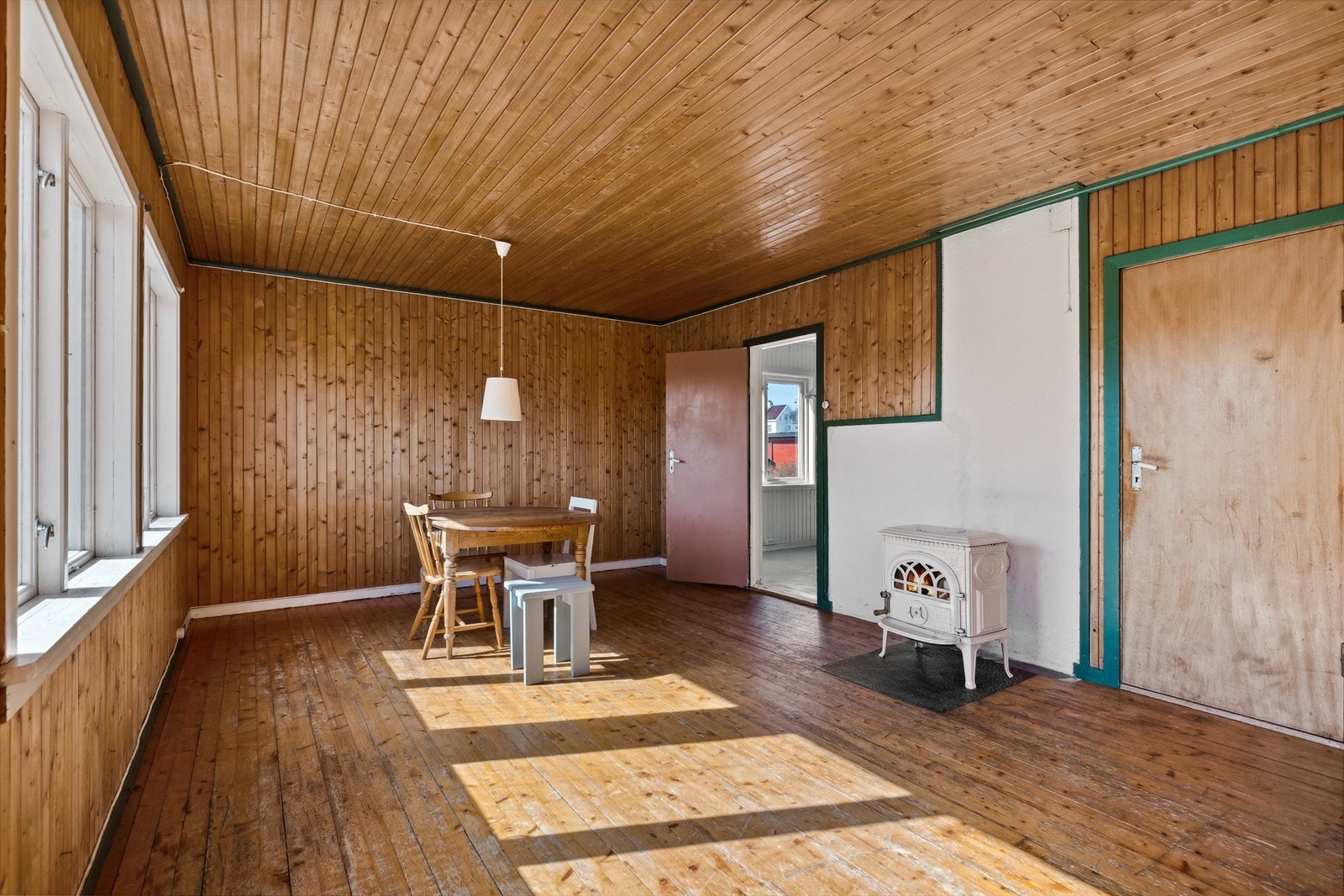 På stuen er det montert vedovn. Galleribilde
