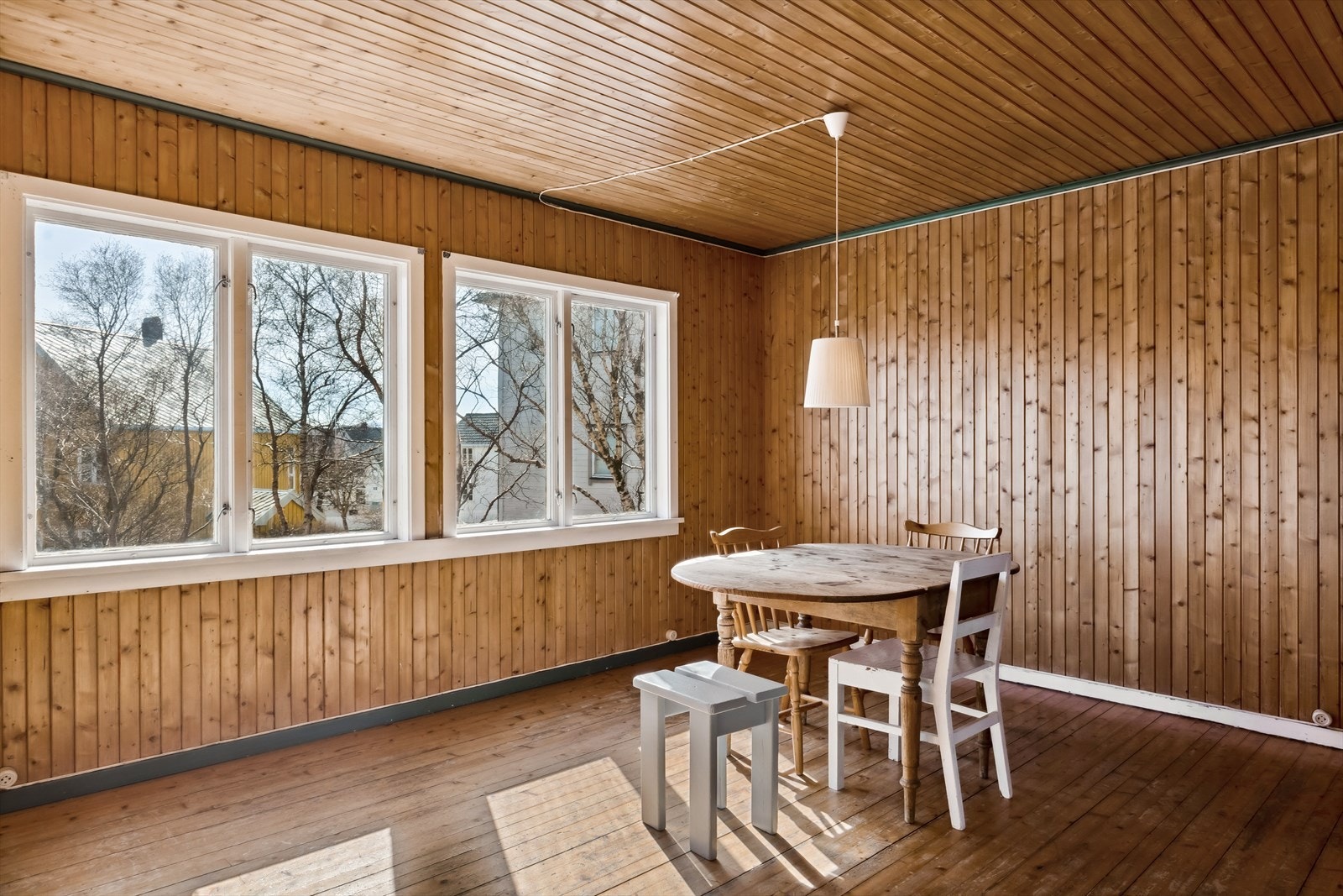 Stuen har store vindusflate med mye naturlig lysinnslipp. Galleribilde