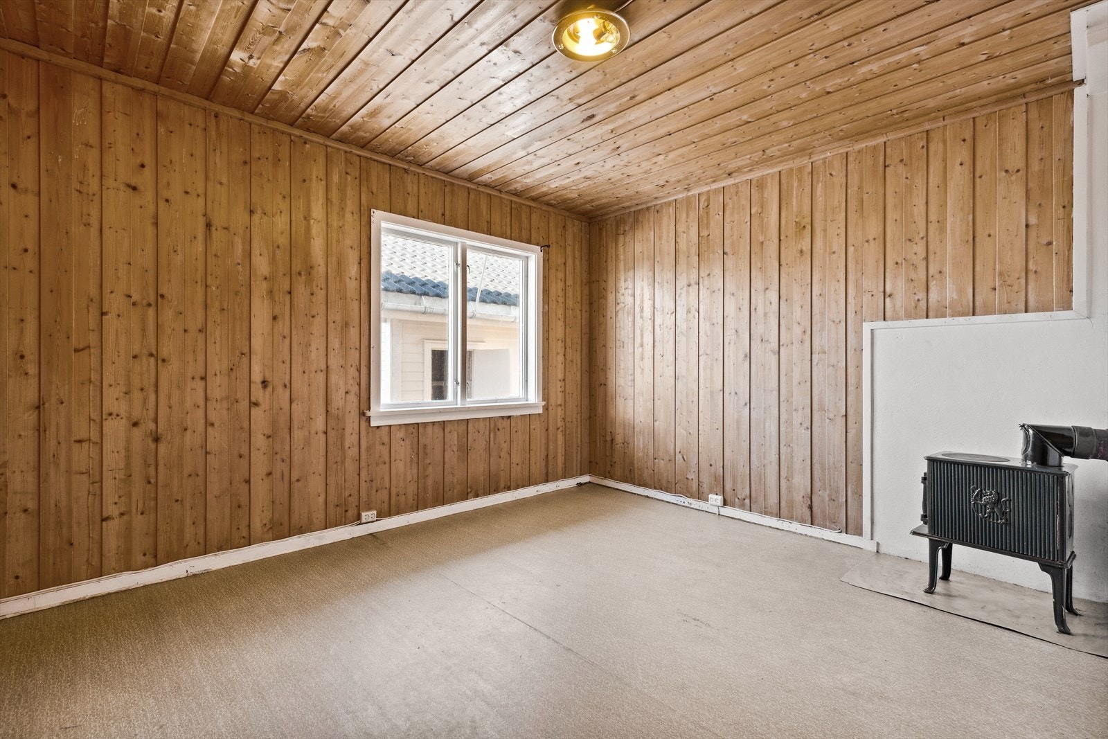 Soverom i 1. etasje innredet med vedovn. Galleribilde