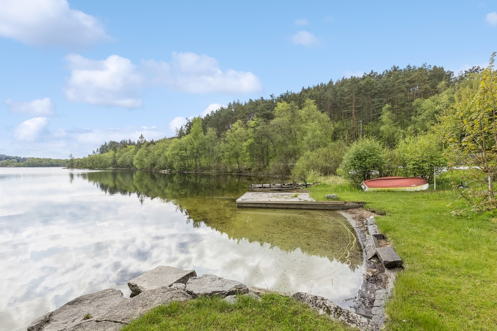 Eiendommen består av to teiger, hvorav den ene er nede til vannet! Galleribilde