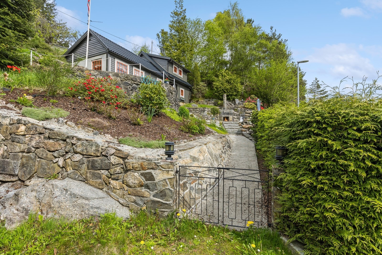 Fra parkeringsplassen er det lagt beleggningstein opp til hytten Galleribilde