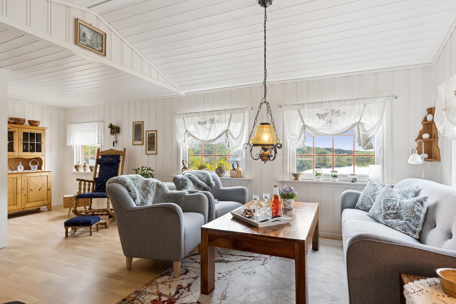 Fra stuen har en god utsikt mot Fuglavatnet Galleribilde