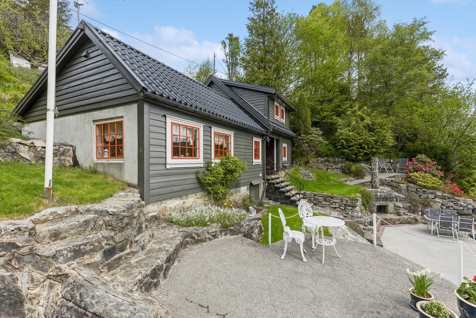 Hytten har mange plasser en kan nyte solen! Galleribilde