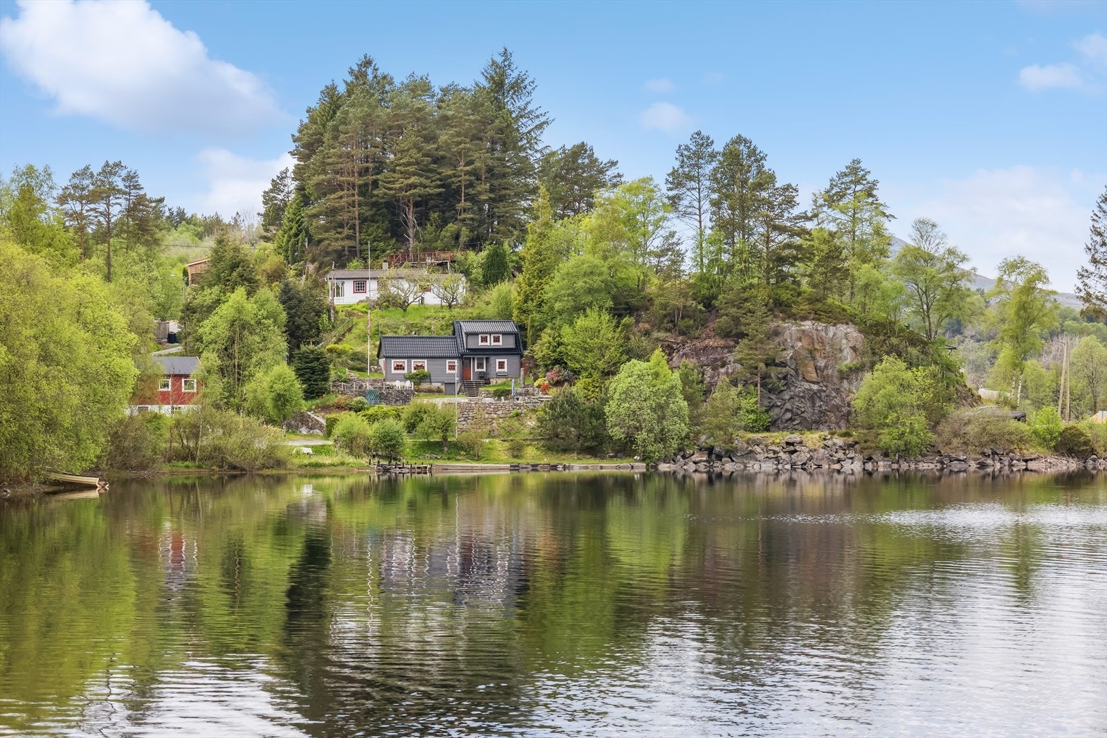 Flott beliggende fritidsbolig med egen teig ned til vannet! Galleribilde