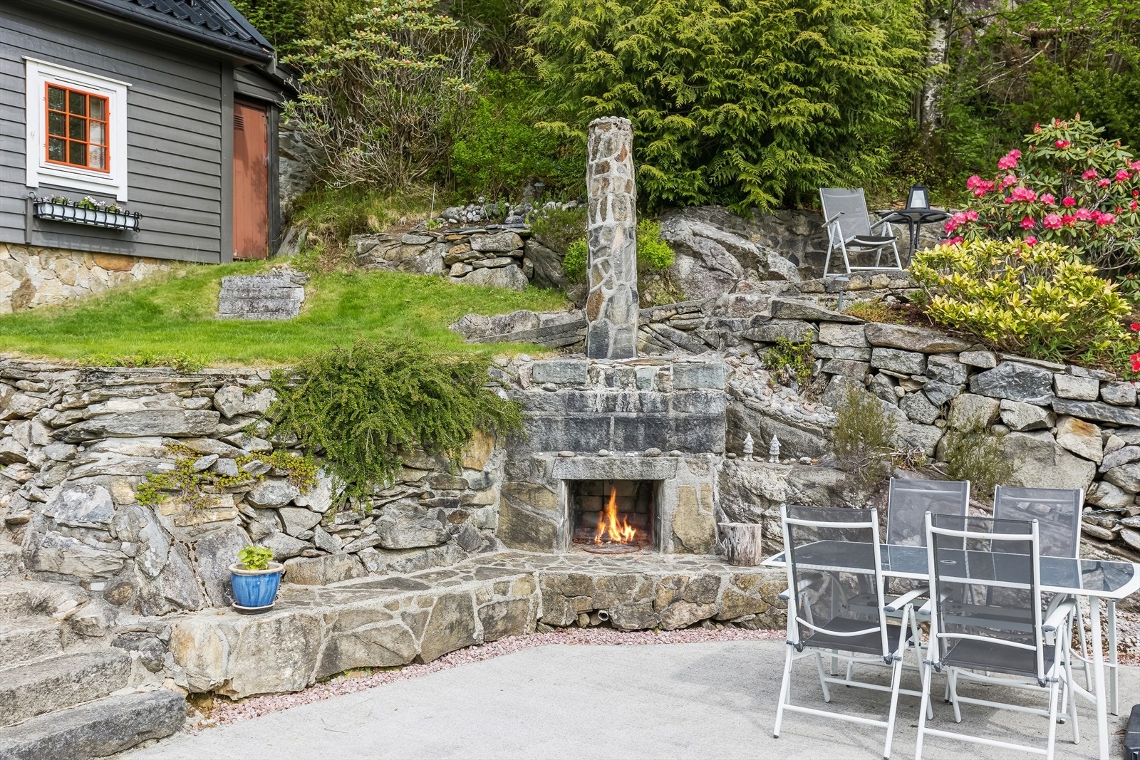 Tenk å nyte sene varme sommerkvelder her med fyr i ovnen? Galleribilde