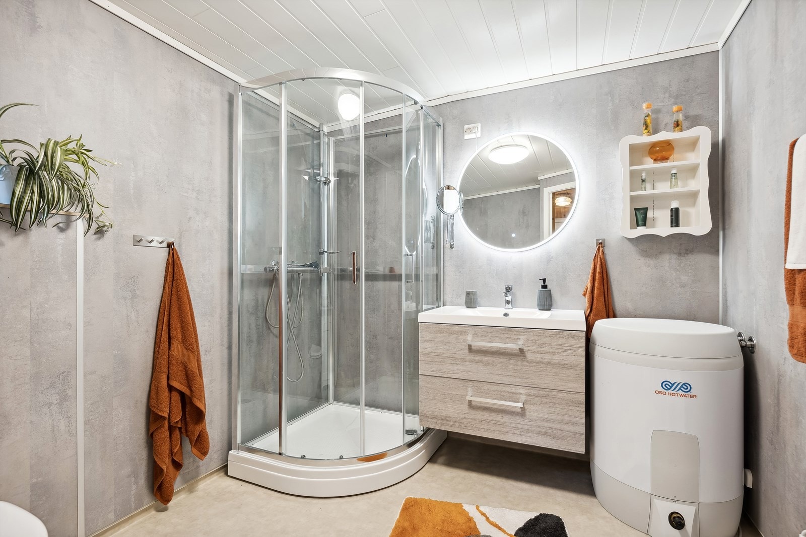 Badet ble renovert i 2022, med belegg på gulv og våtromsplater på vegg Galleribilde