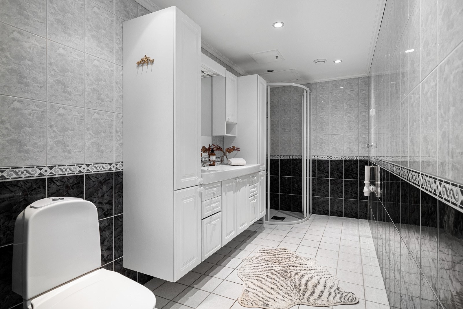 Badet er av god størrelse hvor det også er plass til skap/kommode om ønskelig. På badet er det dusj, toalett, baderomsinnredning og opplegg til vaskemaskin. Galleribilde