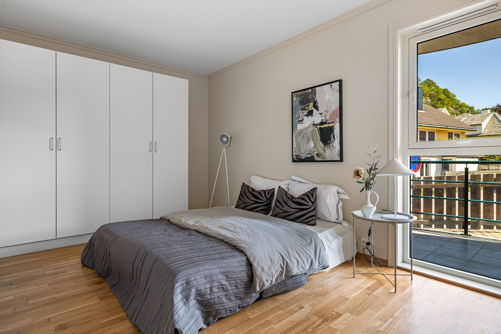 Det er totalt to soverom - begge har parkett på gulv og nymalte vegger. På hovedsoverommet er det plass til seng, garderobeskap og nattbord. Galleribilde