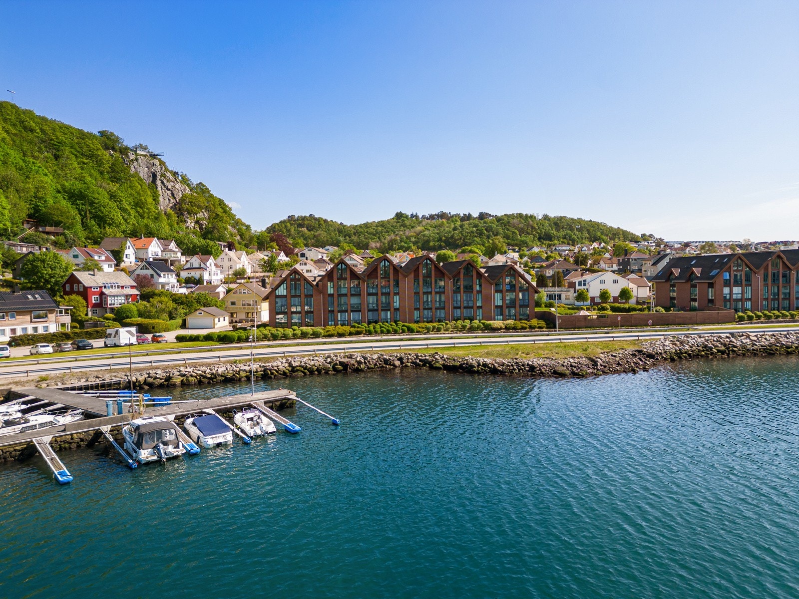 Flott fjordutsikt fra leiligheten. I maritime omgivelser med full oversikt utover fjorden og båthavn like nedenfor Galleribilde