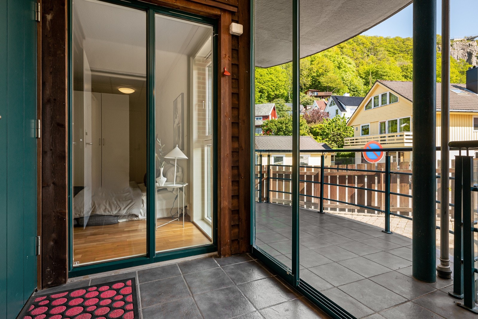 Leiligheten har en romslig entre/gang med god plass til oppheng av yttertøy og sko. Her er det også utgang til terrasse nr.2 Galleribilde