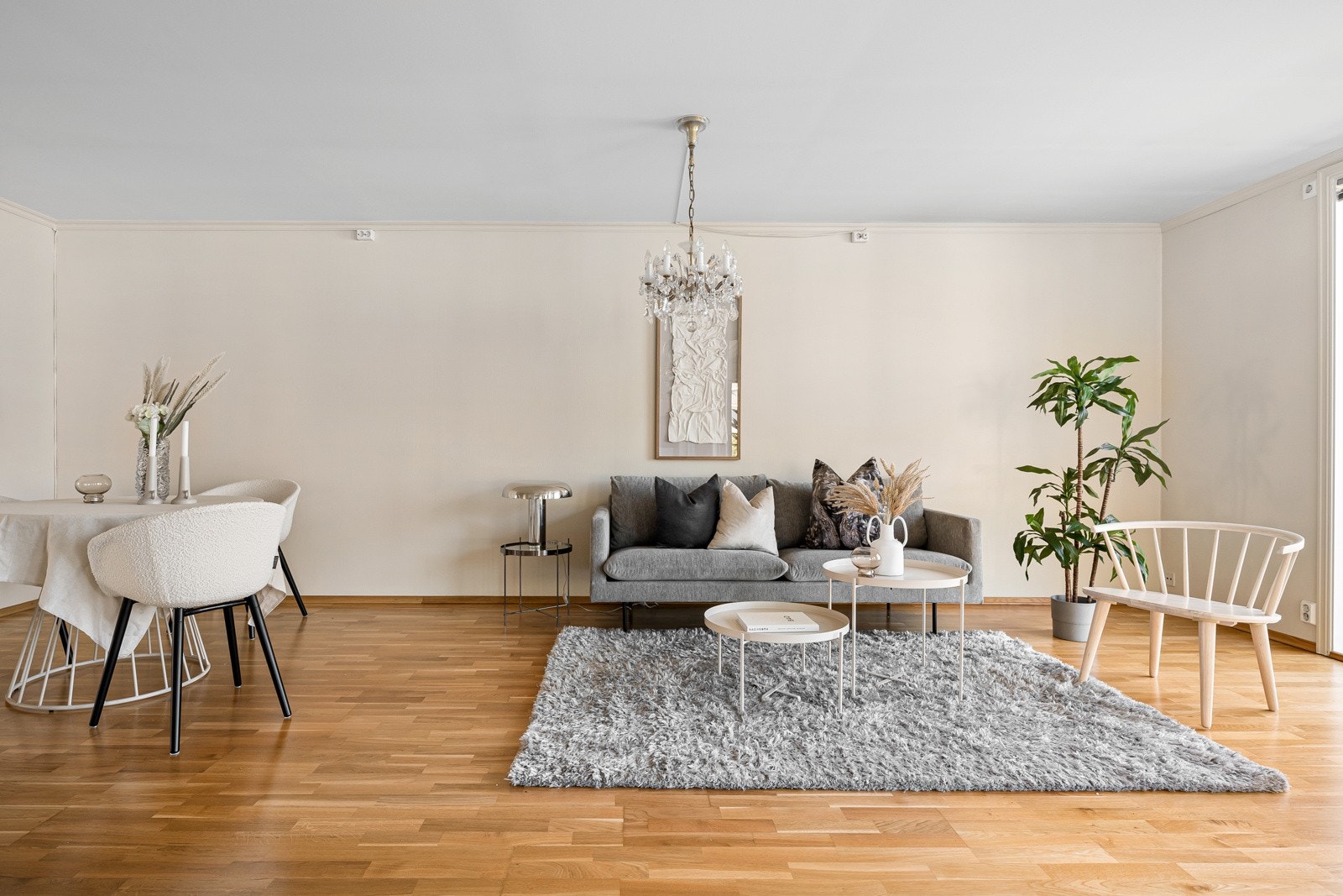 Romslig stue med god plass til sofagruppe, bord, tv-seksjon og spisebord. Leiligheten har parkett på gulv og har nymalte vegger Galleribilde