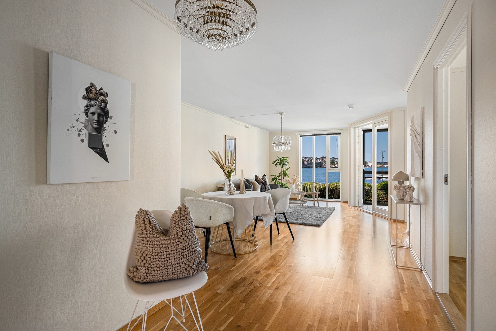 Store og gode vindusflater som slipper inn god med naturlig lys i tillegg til utsikt. Galleribilde