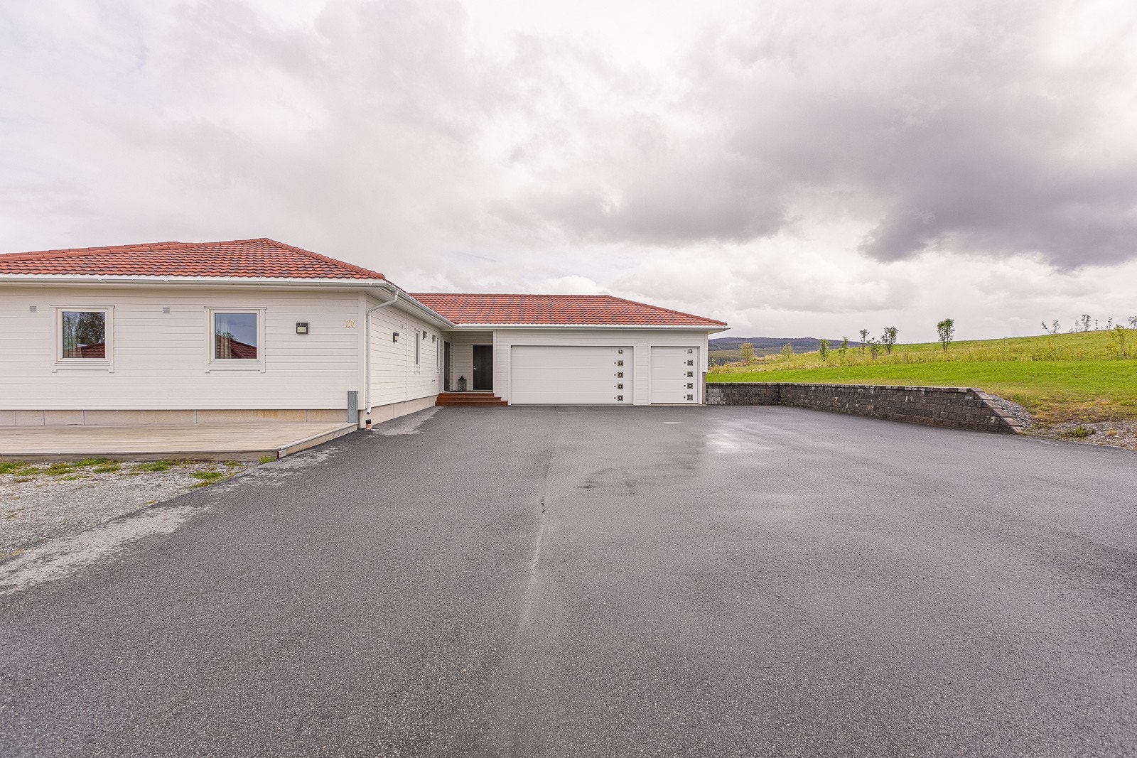 Dobbelgarasje og tilhørende bod, begge med elektrisk styrt port. Galleribilde