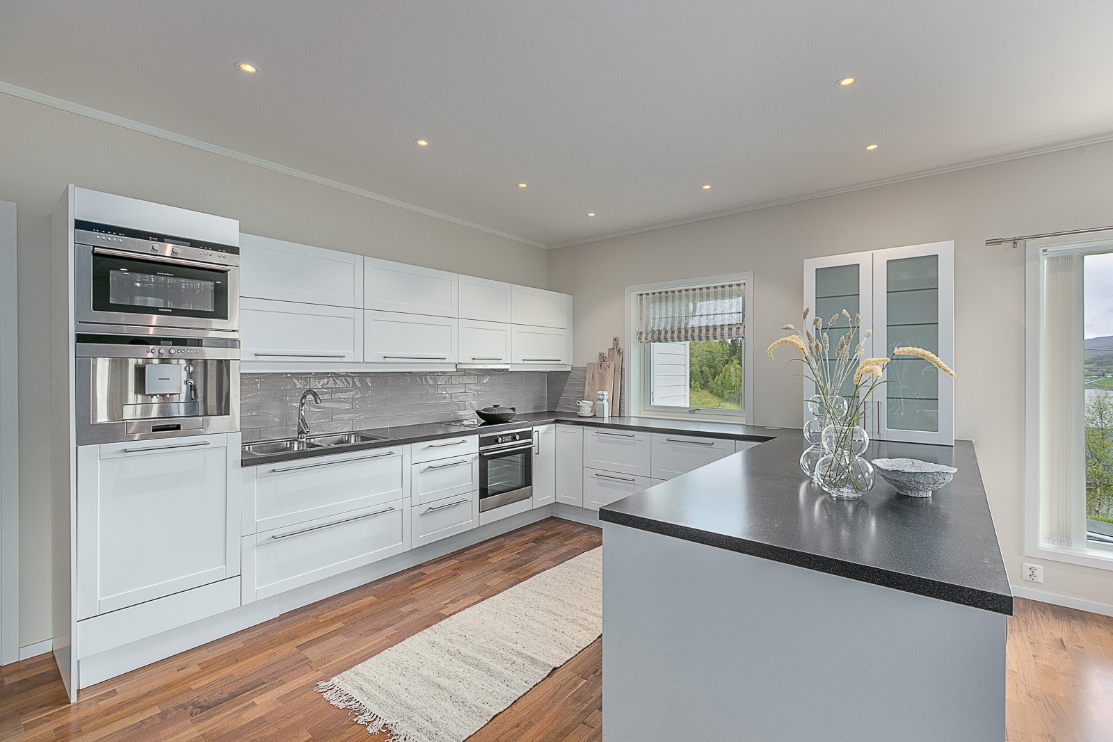 Kjøkkenet har mye benkeplass samt godt med oppbevaring i skap og skuffer. Galleribilde