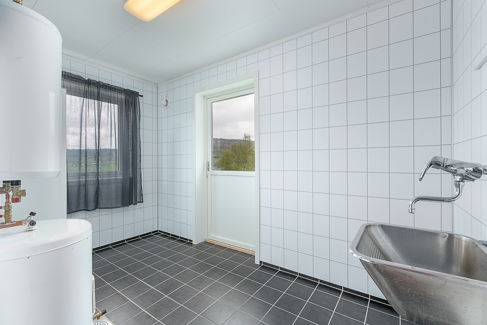 Flislagt vaskerom med egen inngang. Galleribilde