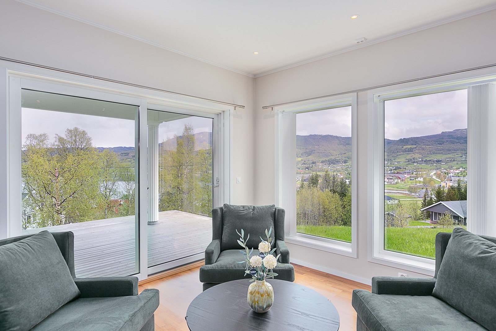 Store vindusflater gir mye naturlig lysinnslipp, utgang til overbygd veranda via skyvedør. Galleribilde