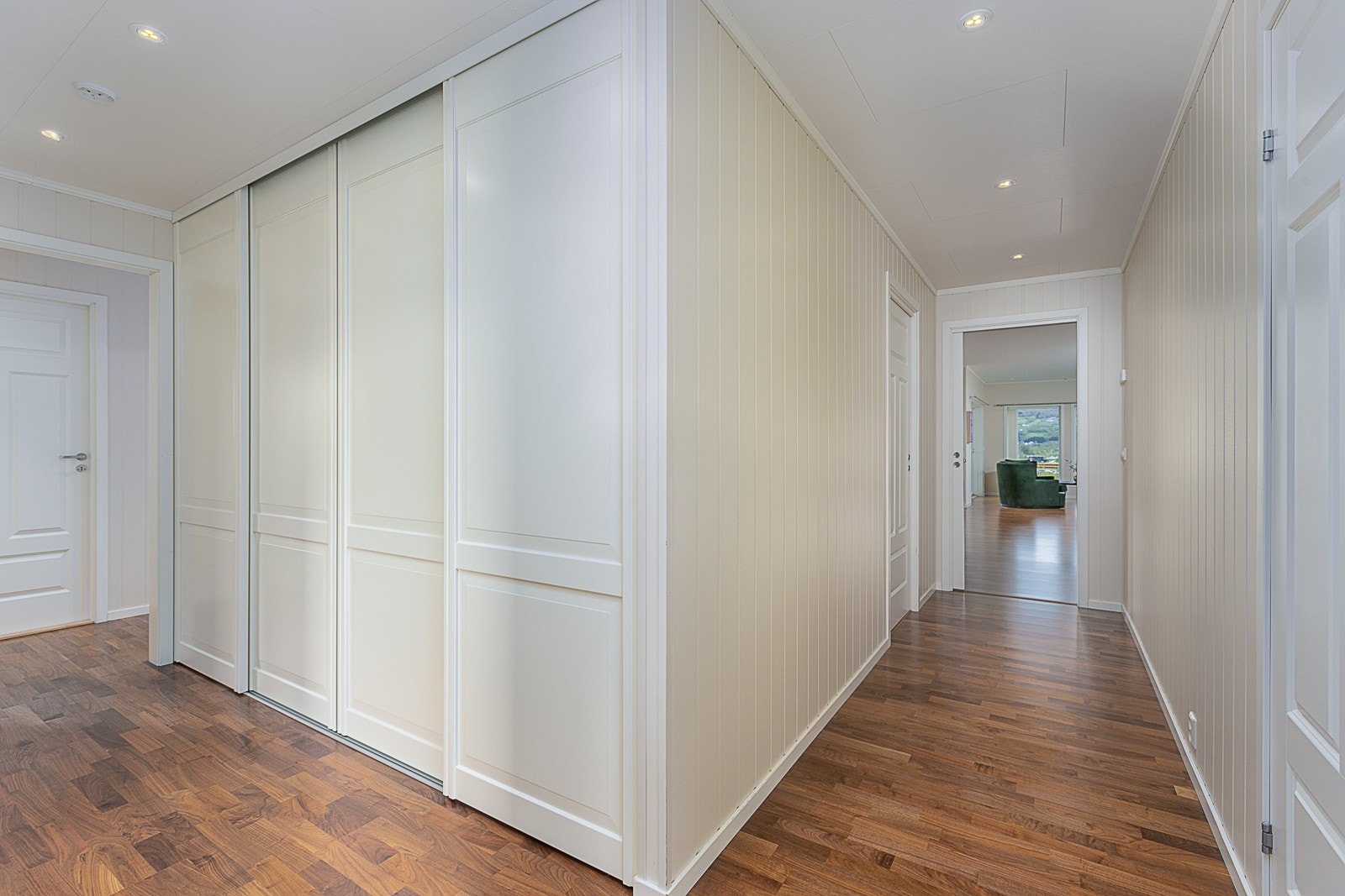 Adskilt fløy med soverom og bad, skyvedørsgarderobe også her. Galleribilde