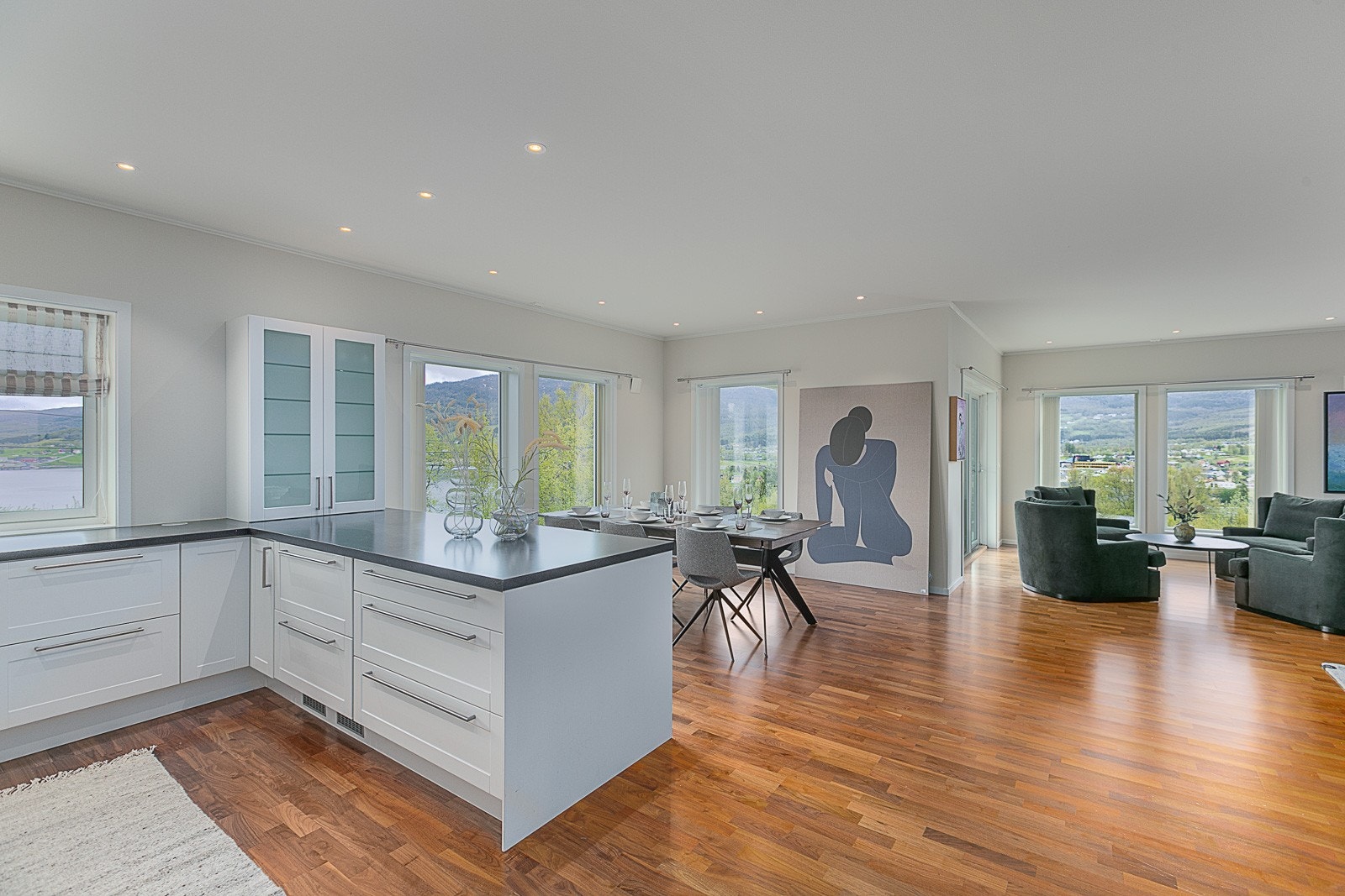 Boligen har vannbåren varme i alle gulv med bergvarme som energikilde. Galleribilde