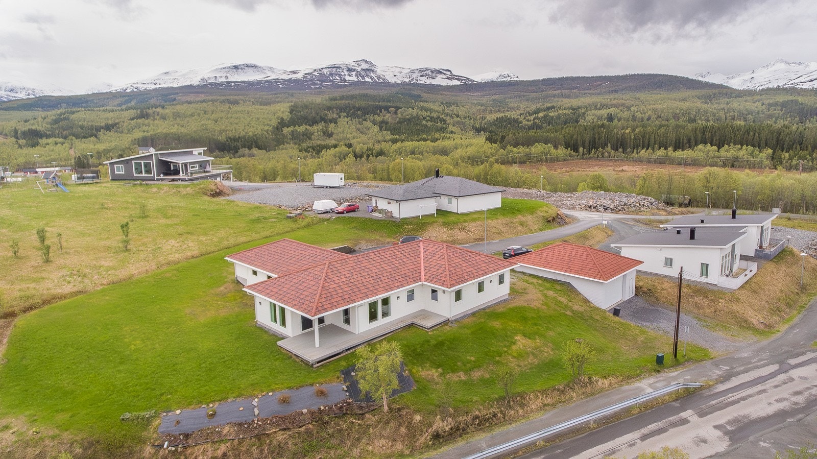 Påkostet enebolig med høy standard i veletablert boligområde - fire soverom, garasje og vannbåren varme. Galleribilde