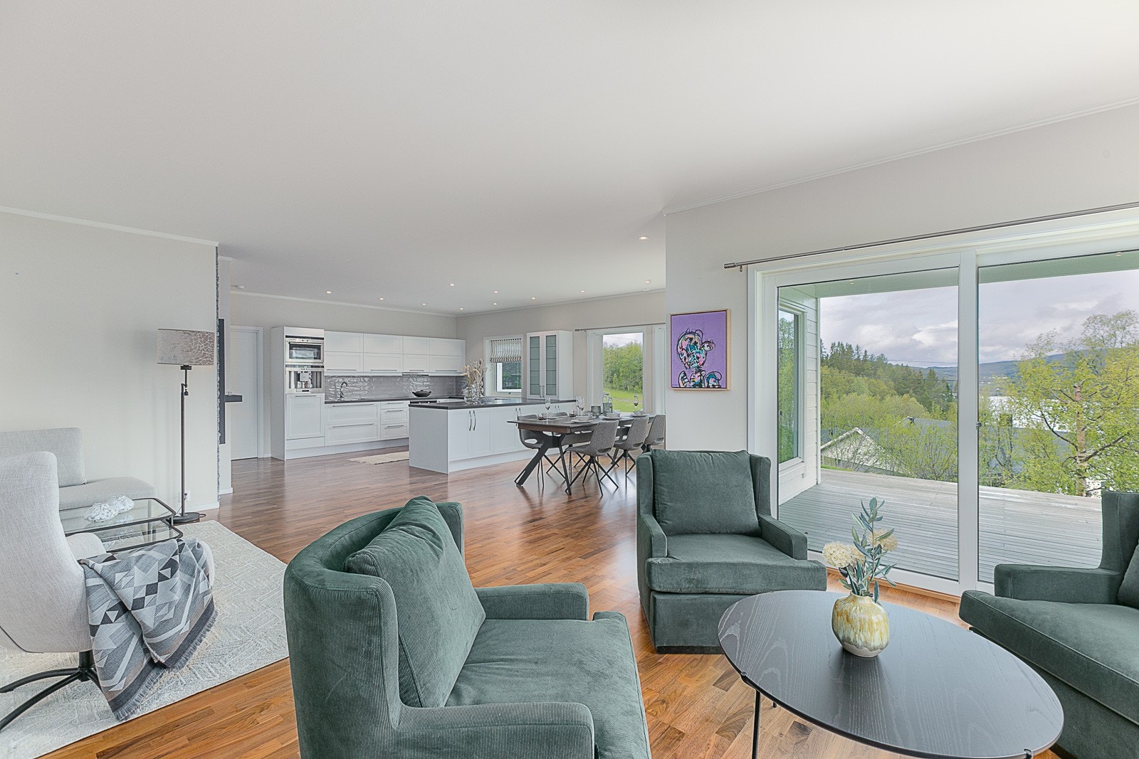 Åpen løsning mellom stue og kjøkken gjør hele rommet til en sosial sone. Galleribilde