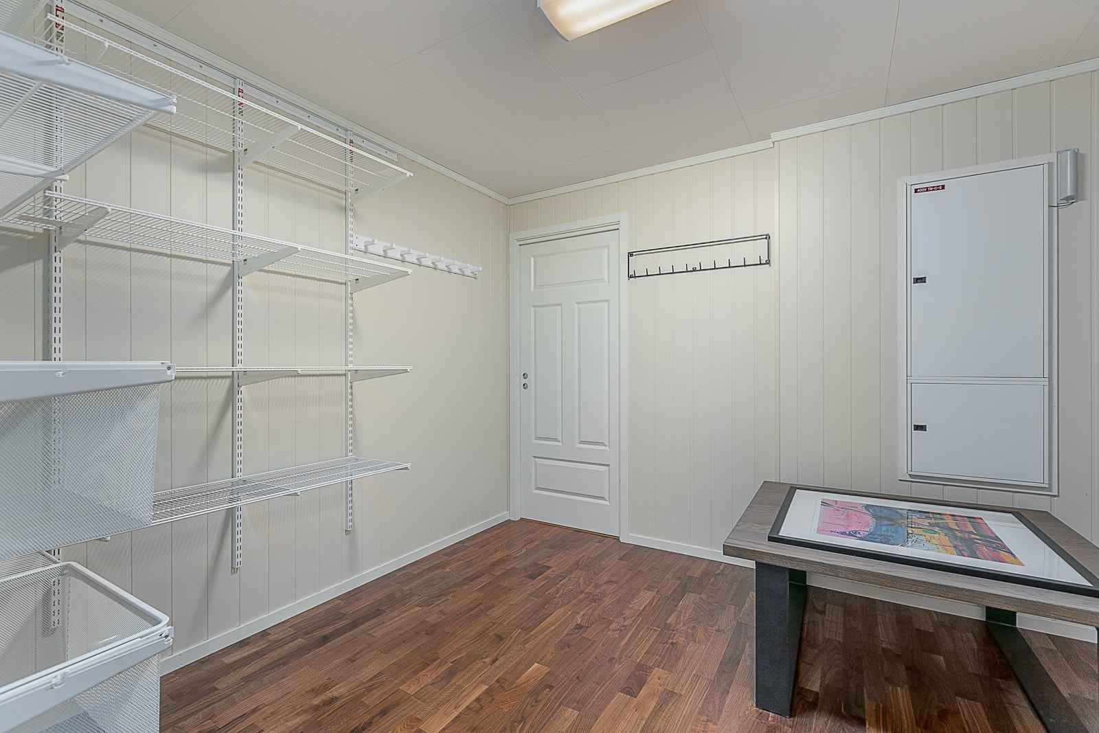 Stor bod med inngang fra to sider. Galleribilde