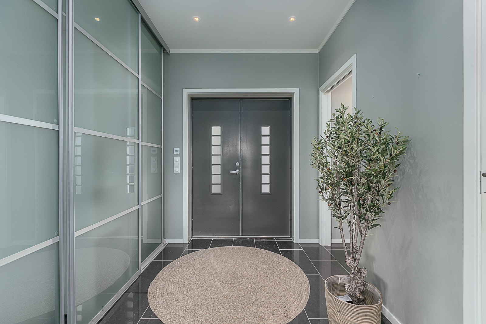 Innbydende hall med skyvedørsgarderobe. Galleribilde