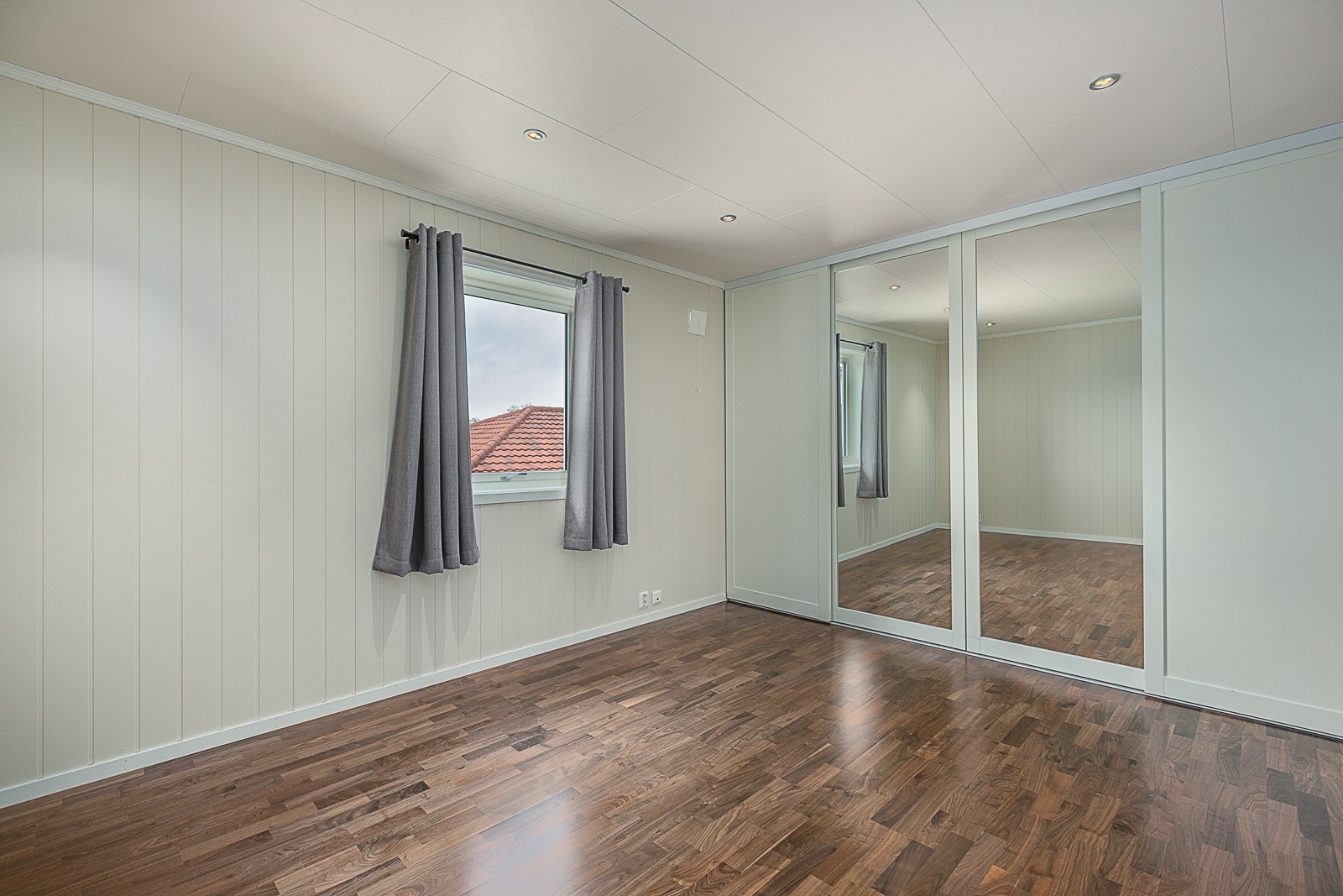 Hovedsoverom med downlights i taket og skyvedørsgarderobe. Galleribilde