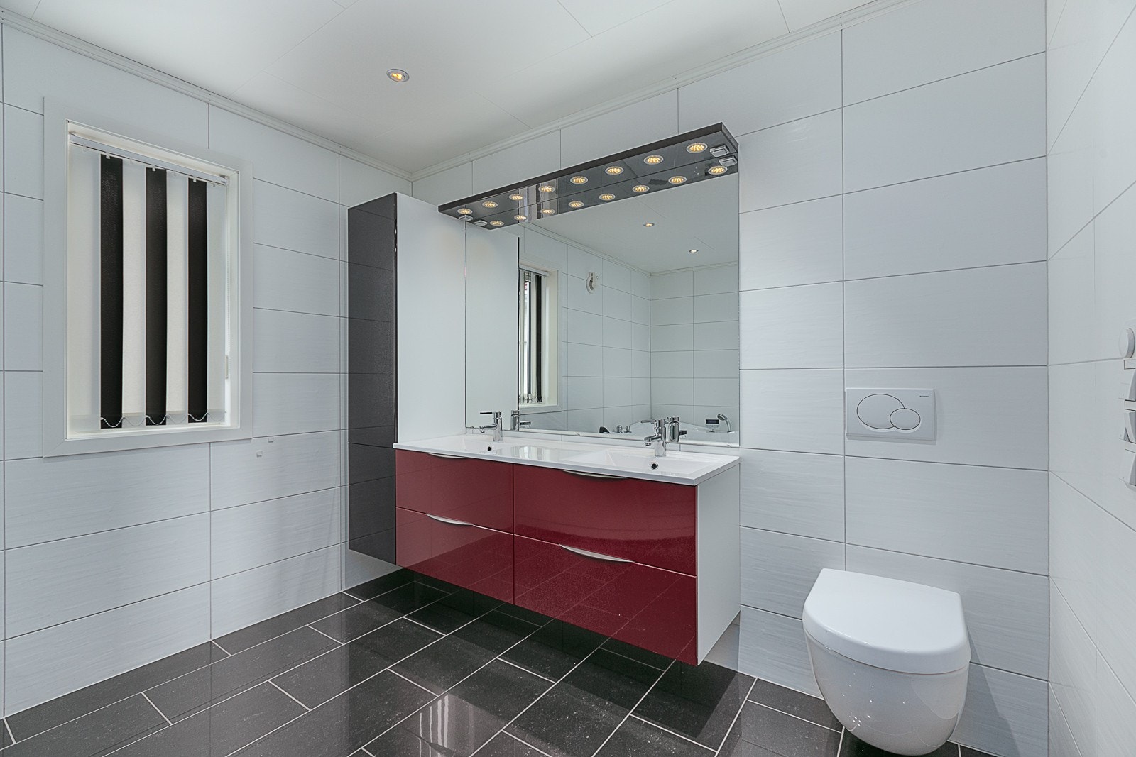 Pent, flislagt bad med vegghengt toalett og varme i gulvet. Galleribilde