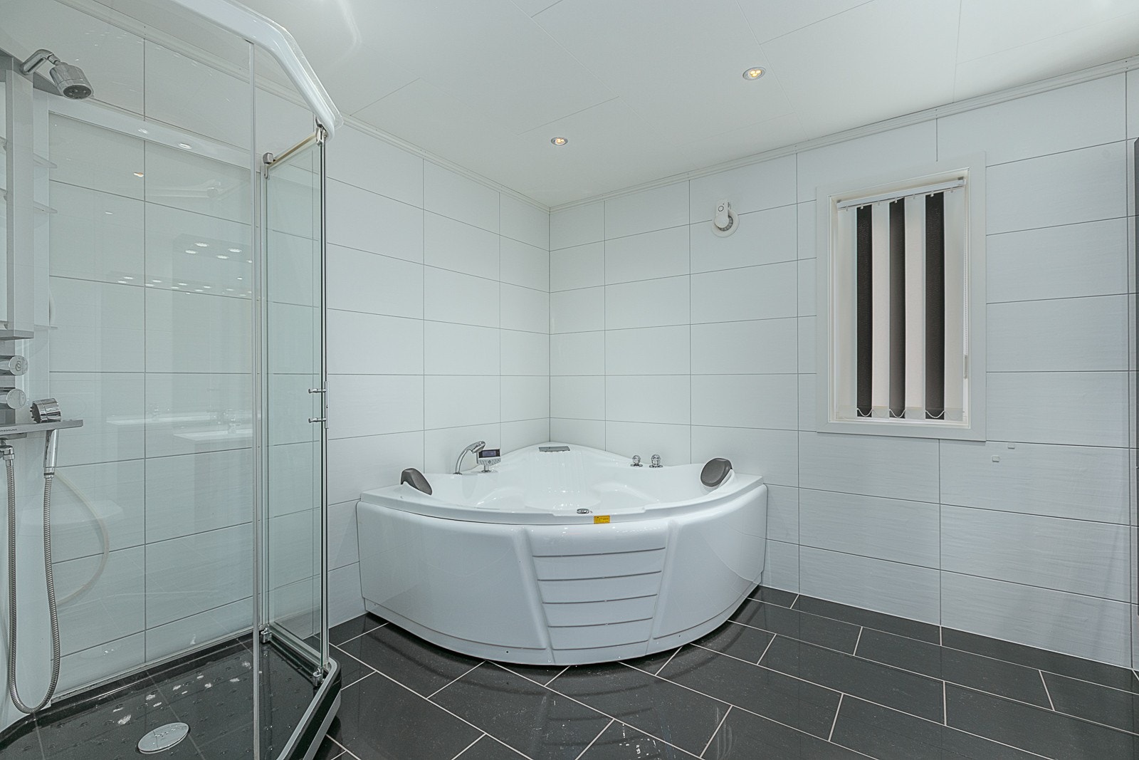 Badet har både dusjkabinett og badekar. Galleribilde