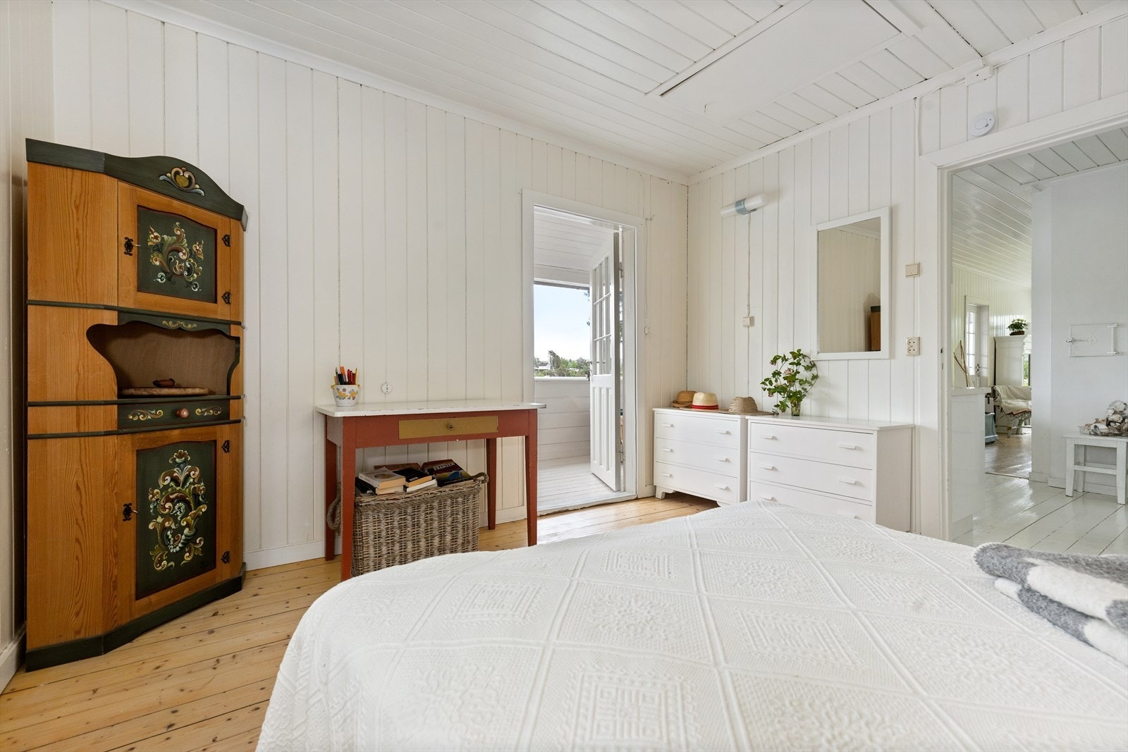 Hovedsoverom med god plass til kommoder og annet møblement. Galleribilde