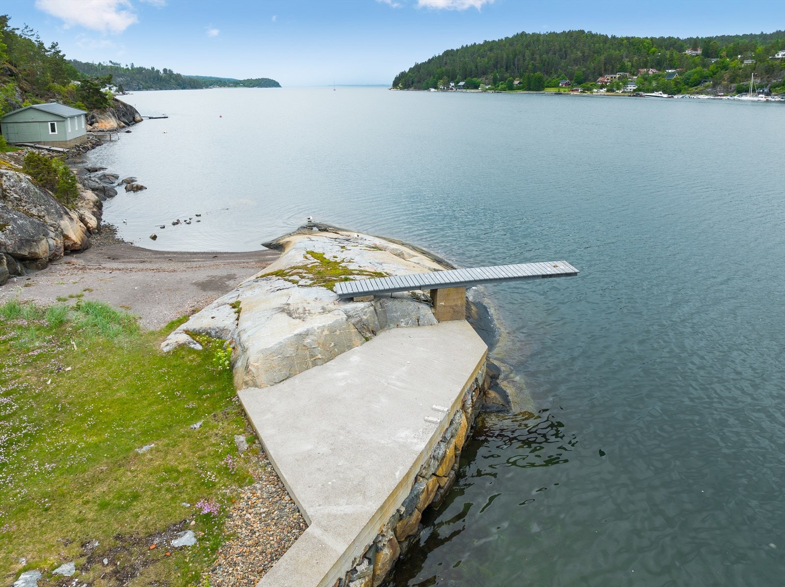 Bilder viser en del av fellesarealet og felles båthus i velforeningen. Galleribilde
