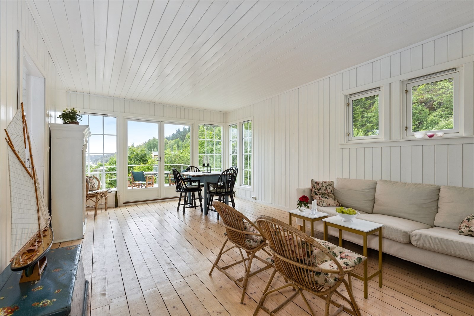 Stue med god plass til større sofagruppe og spisestue. Galleribilde