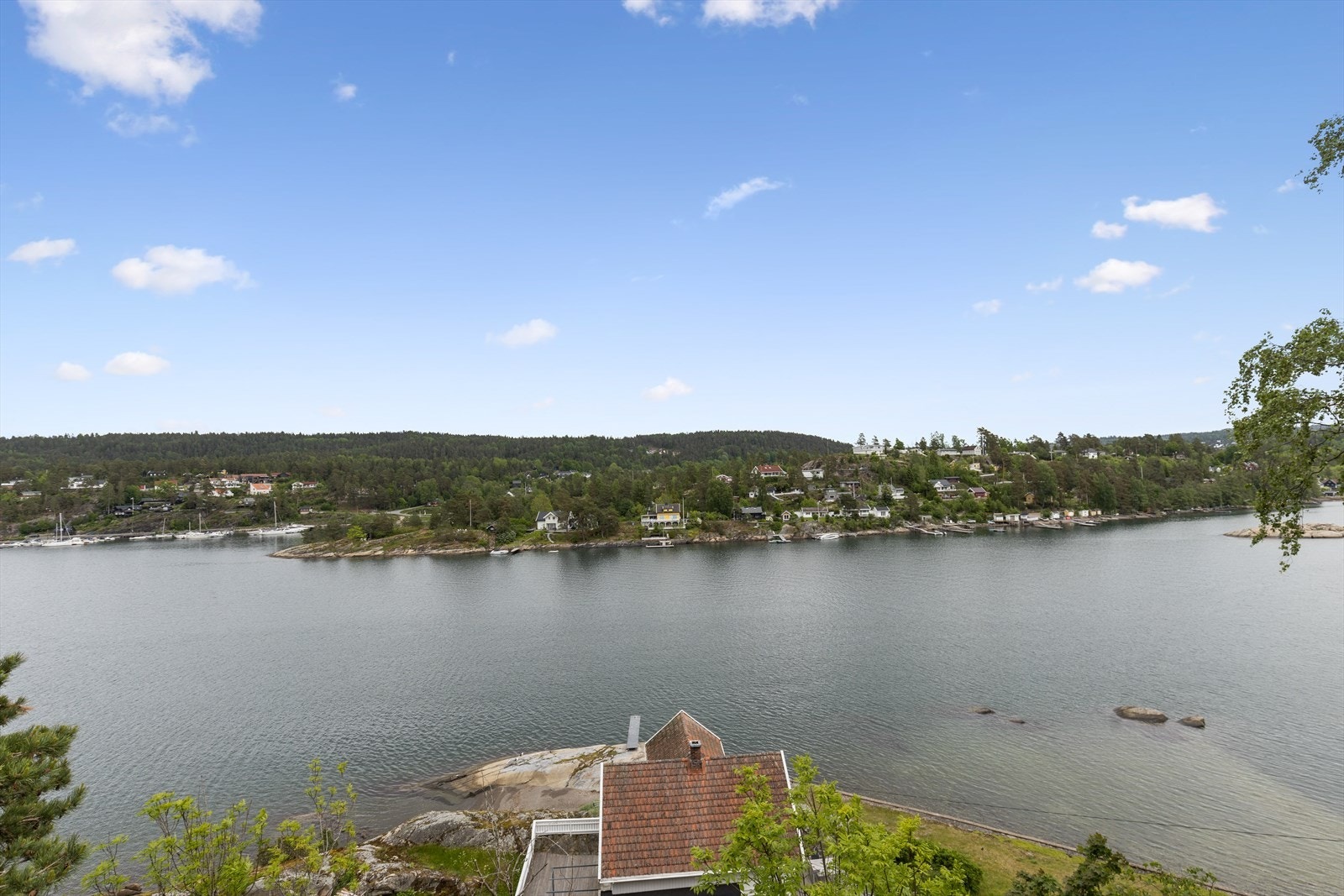 Utsikt mot øst fra balkongen, stupebrettet er på fellesarealet Galleribilde