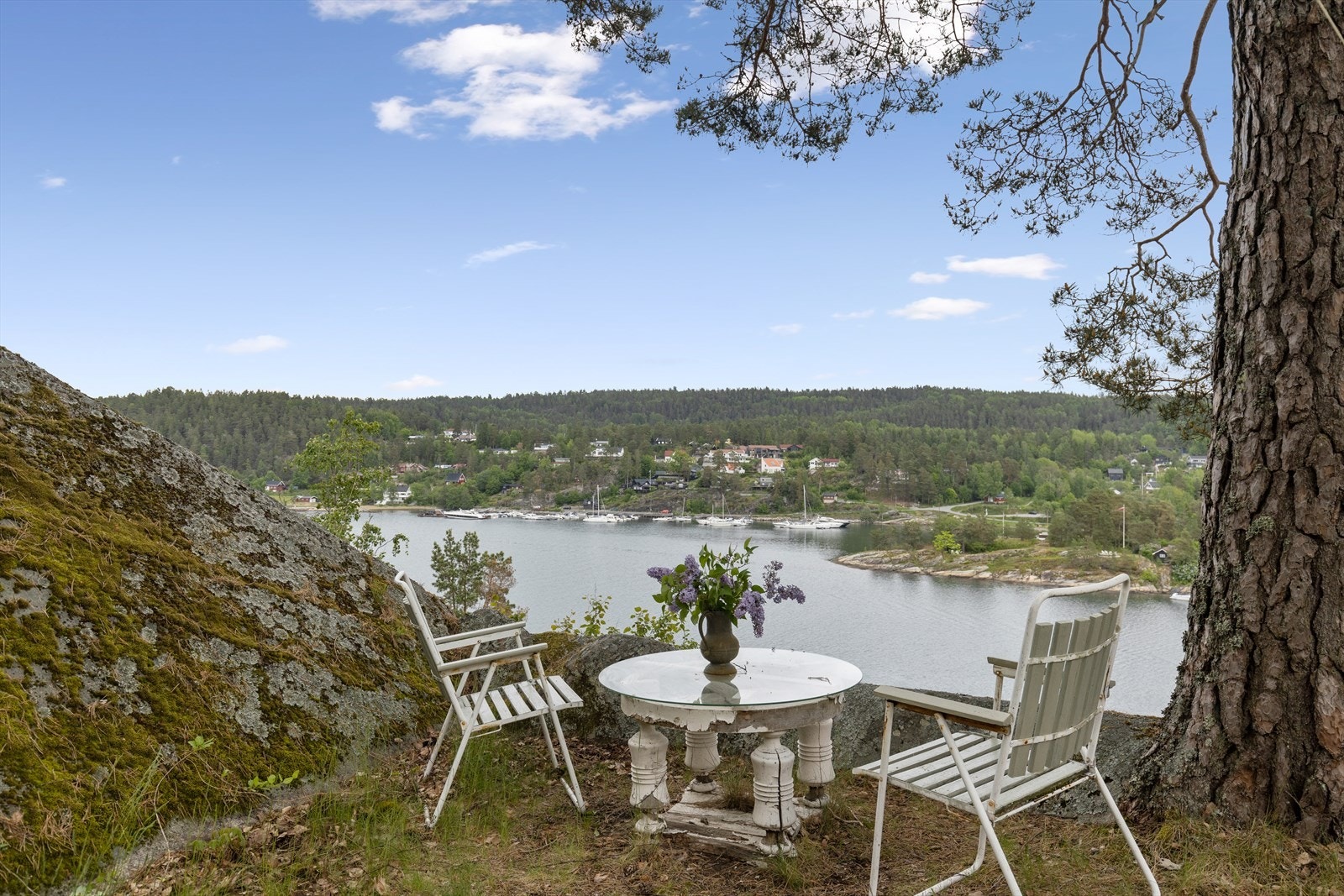 Det er mange lune uteplasser å benytte på eiendommen. Galleribilde