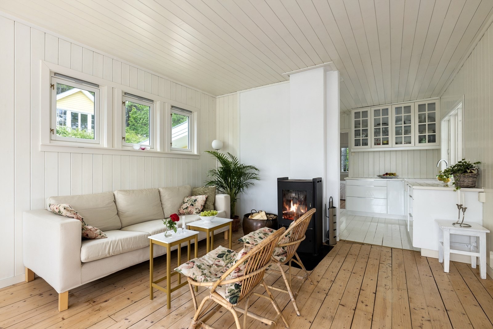 Stue med koselig peisovn som varmer godt og skaper ekstra hygge på kalde dager. Galleribilde